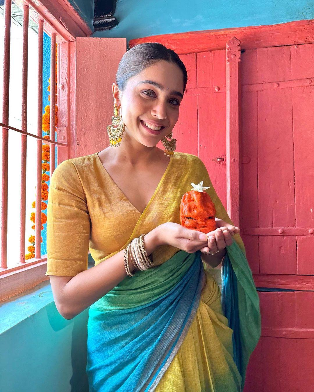 Sharvari celebrated Ganesh Chaturthi in Moregaon with her family members at her ancestral temple